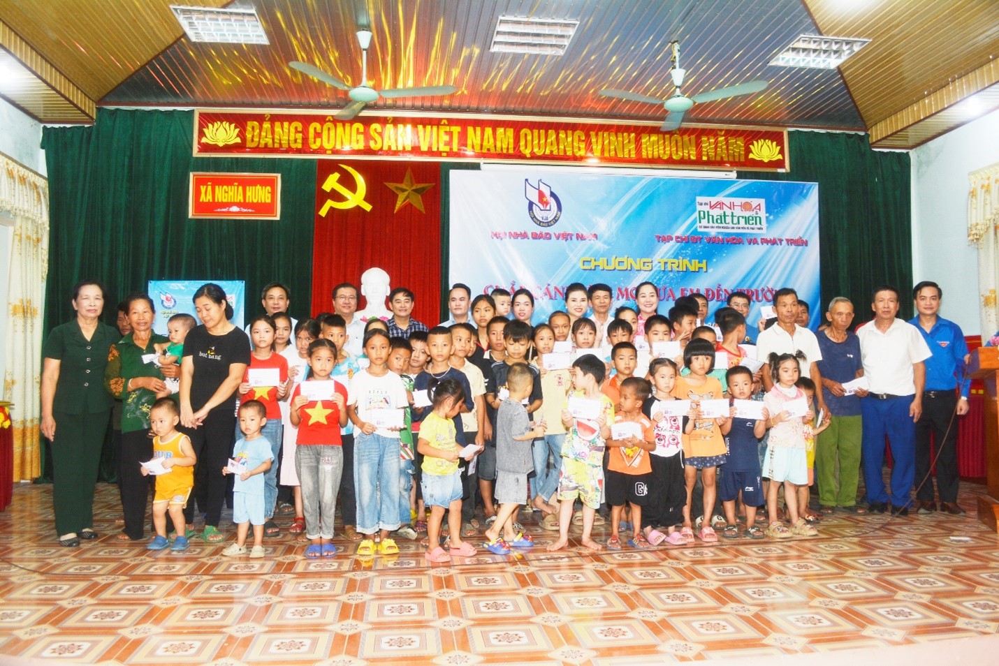 Chương trình “Chắp cánh ước mơ đưa em đến trường” - Tiếp thêm động lực cho trẻ em nghèo hiếu học