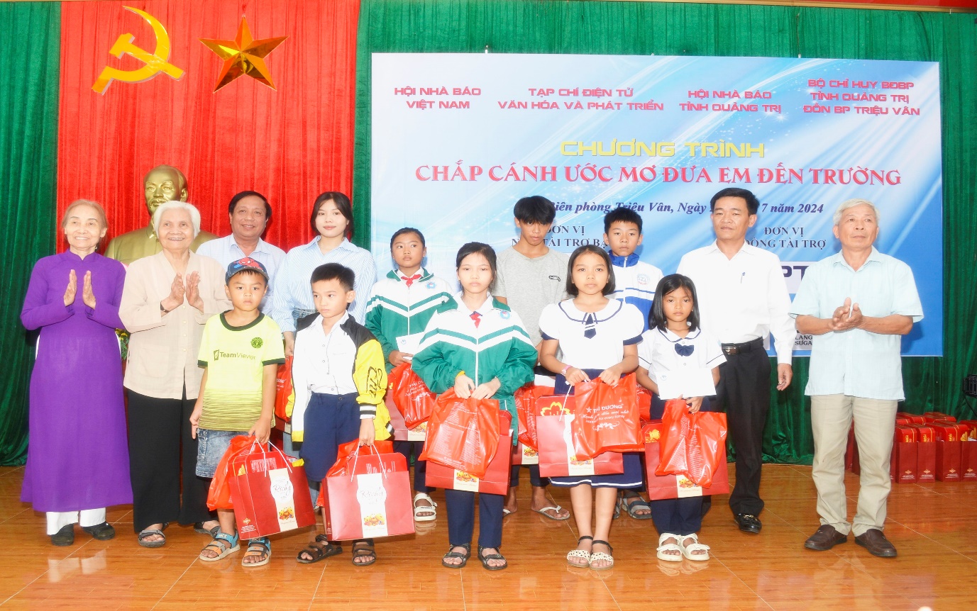 Chương trình “Chắp cánh ước mơ đưa em đến trường” - Tiếp thêm động lực cho trẻ em nghèo hiếu học